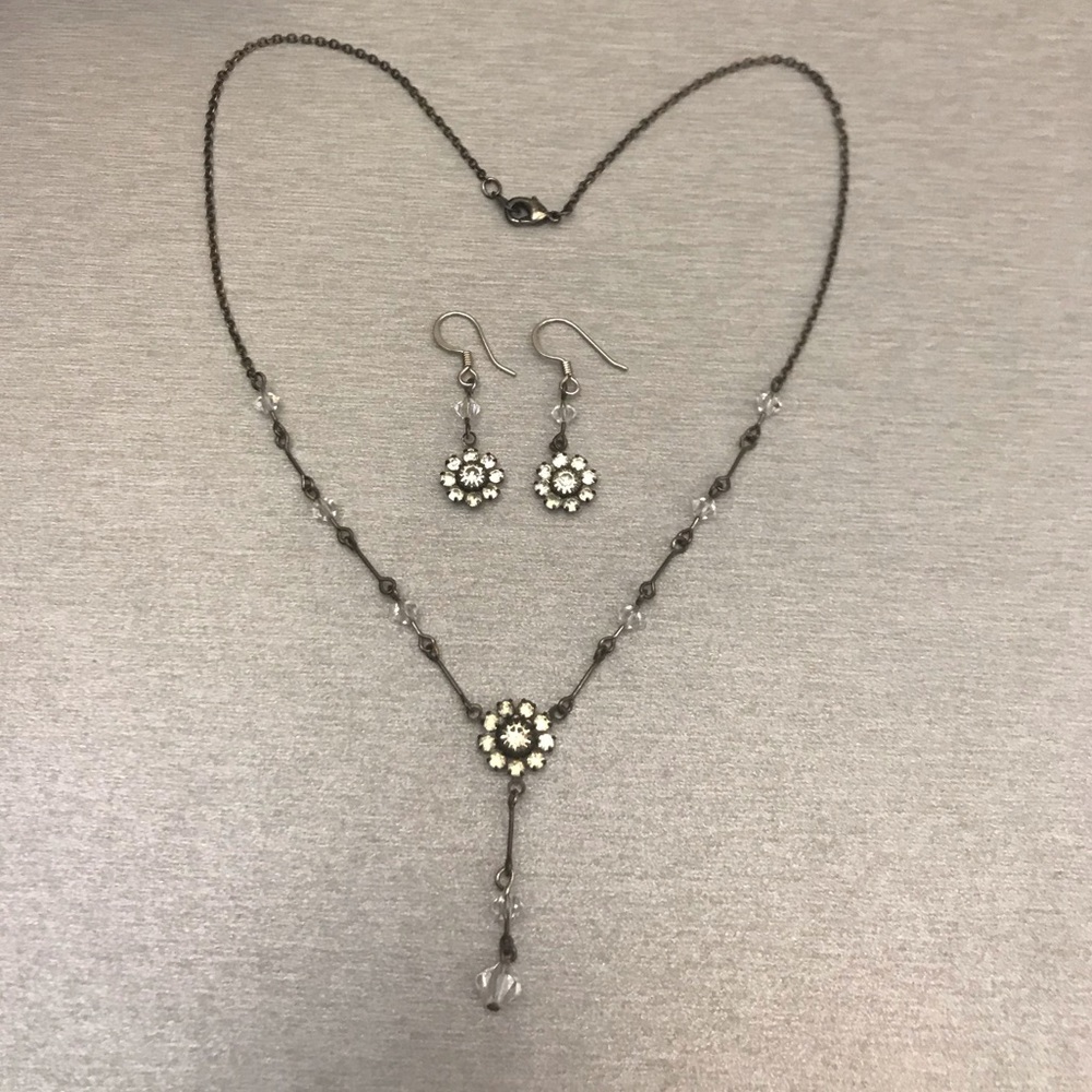 Pretty necklace and earring set
